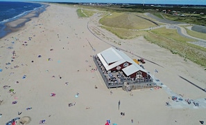 På stranden