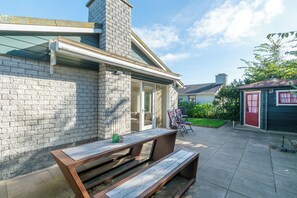 Outdoor dining - Vrbo Property (Petten)