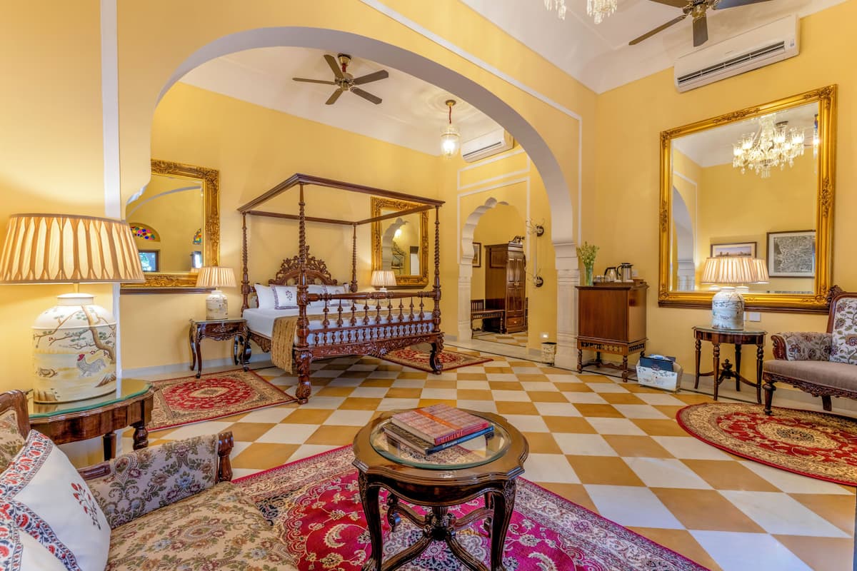 Royal Suite | In-room safe, desk, bed sheets
