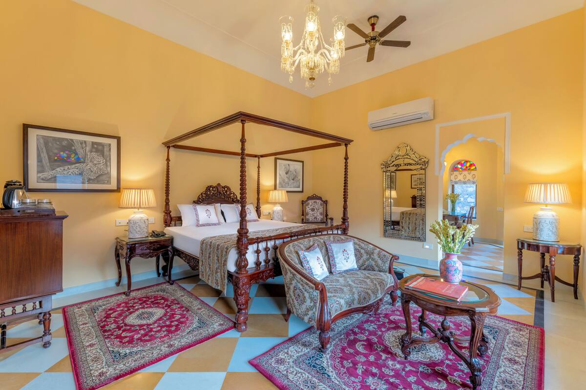 Luxury Room | In-room safe, desk, bed sheets