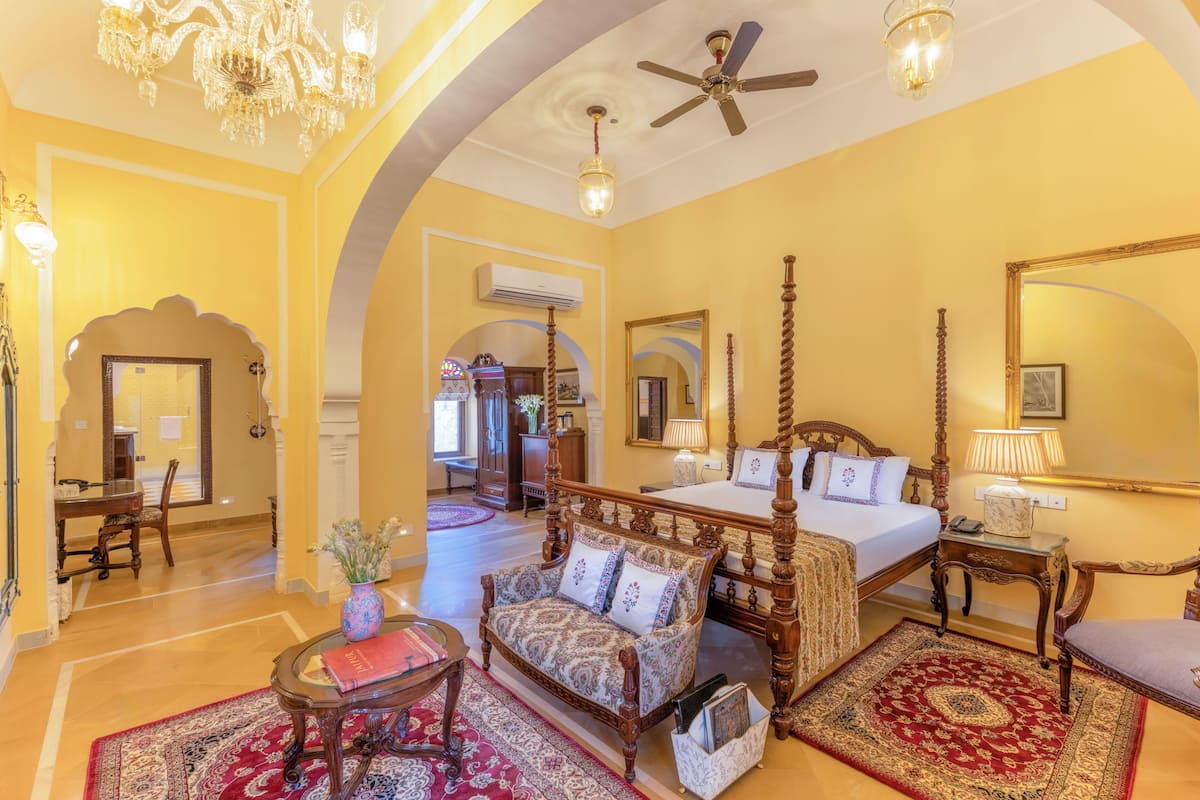 Classic Room | In-room safe, desk, bed sheets