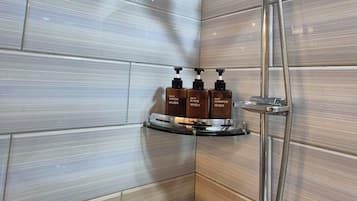 Shower, free toiletries, hair dryer, bidet