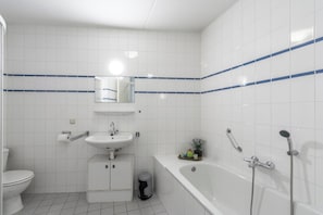 Bathroom - Vrbo Property (Julianadorp aan Zee)