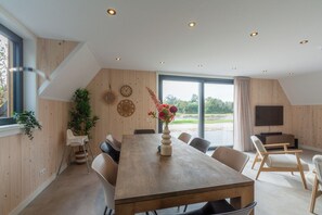 Dining - A beautifully furnished, detached villa for 8 people with a lovely, large garden! (Groote Keeten)