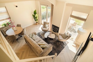 Smart TV - This beautiful detached vacation home in Julianadorp aan Zee is fully equipped with all modern conveniences. (Julianadorp)