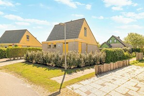 Exterior - This beautiful detached vacation home in Julianadorp aan Zee is fully equipped with all modern conveniences. (Julianadorp)