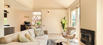 This beautiful detached vacation home in Julianadorp aan Zee is fully equipped with all modern conveniences.