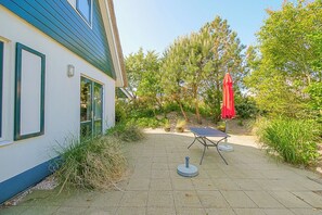 Outdoor dining - Vrbo Property (Julianadorp)