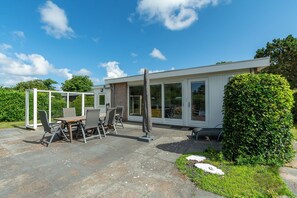 Outdoor dining - Modernly furnished bungalow for 4 people with a large garden! (Sint Maartenszee)