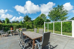 Outdoor dining - Vrbo Property (Sint Maartenszee)