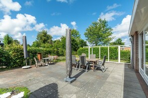 Outdoor dining - Vrbo Property (Sint Maartenszee)