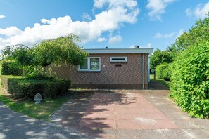 Property grounds - Modernly furnished bungalow for 4 people with a large garden! (Sint Maartenszee)