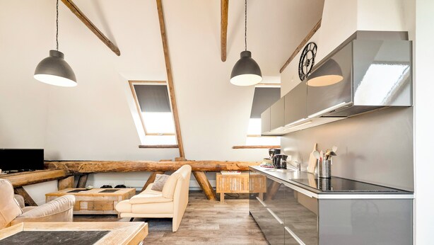 A modern interior with a kitchen, seating area, and wooden beams. - Beautiful apartment in an authentic Stolp farmhouse (Schagen)