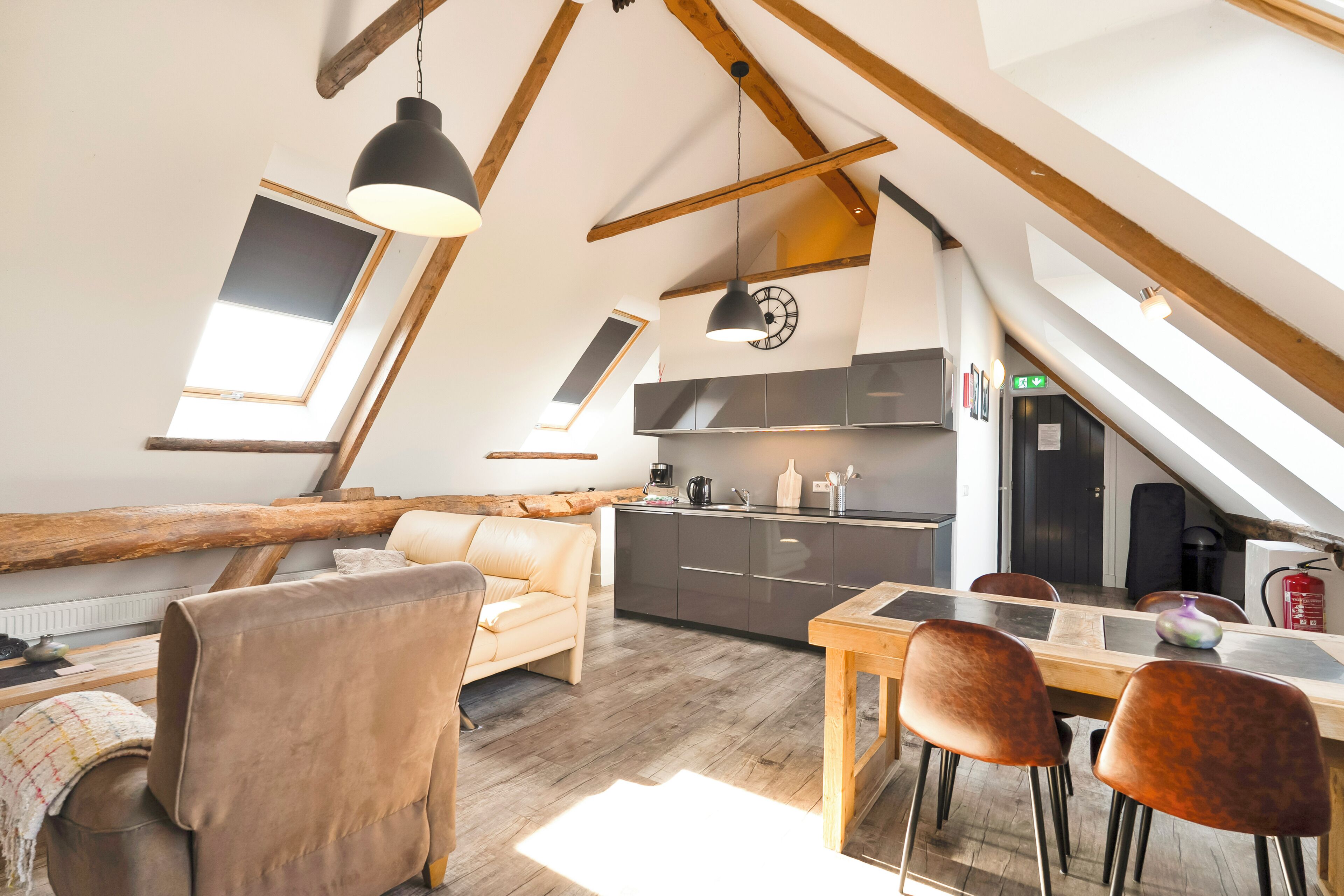 Een loft met woonruimte, keuken, eetgedeelte en zithoek.