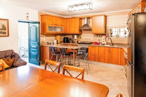 Cafetera y tetera, refrigerador, microondas y horno 