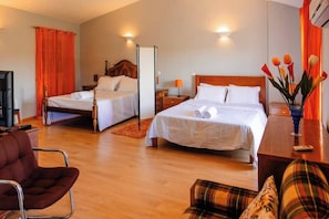 Tabla de planchar con plancha, wifi y ropa de cama 