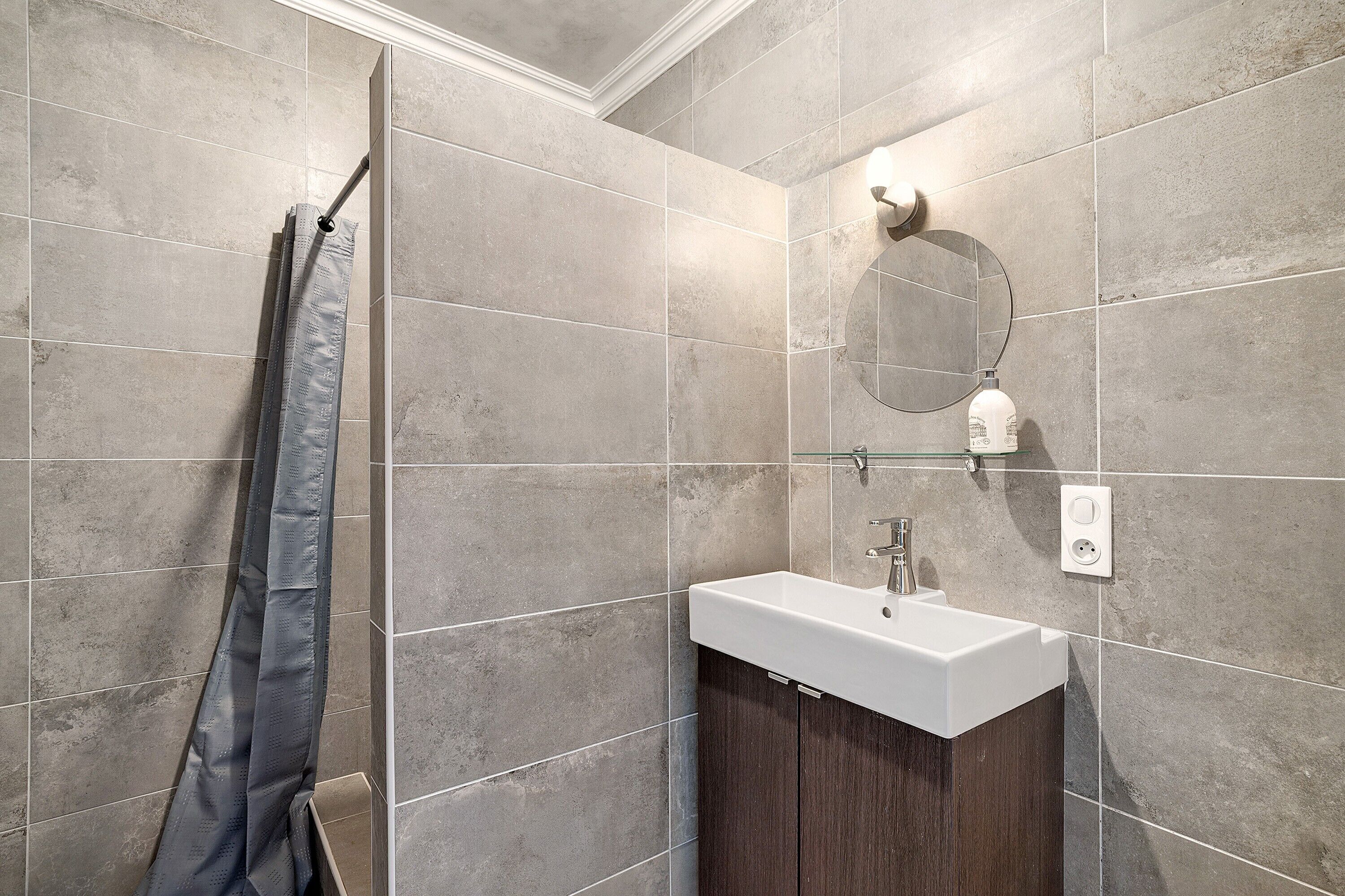 Douche, sèche-cheveux, serviettes fournies