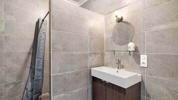Douche, sèche-cheveux, serviettes fournies