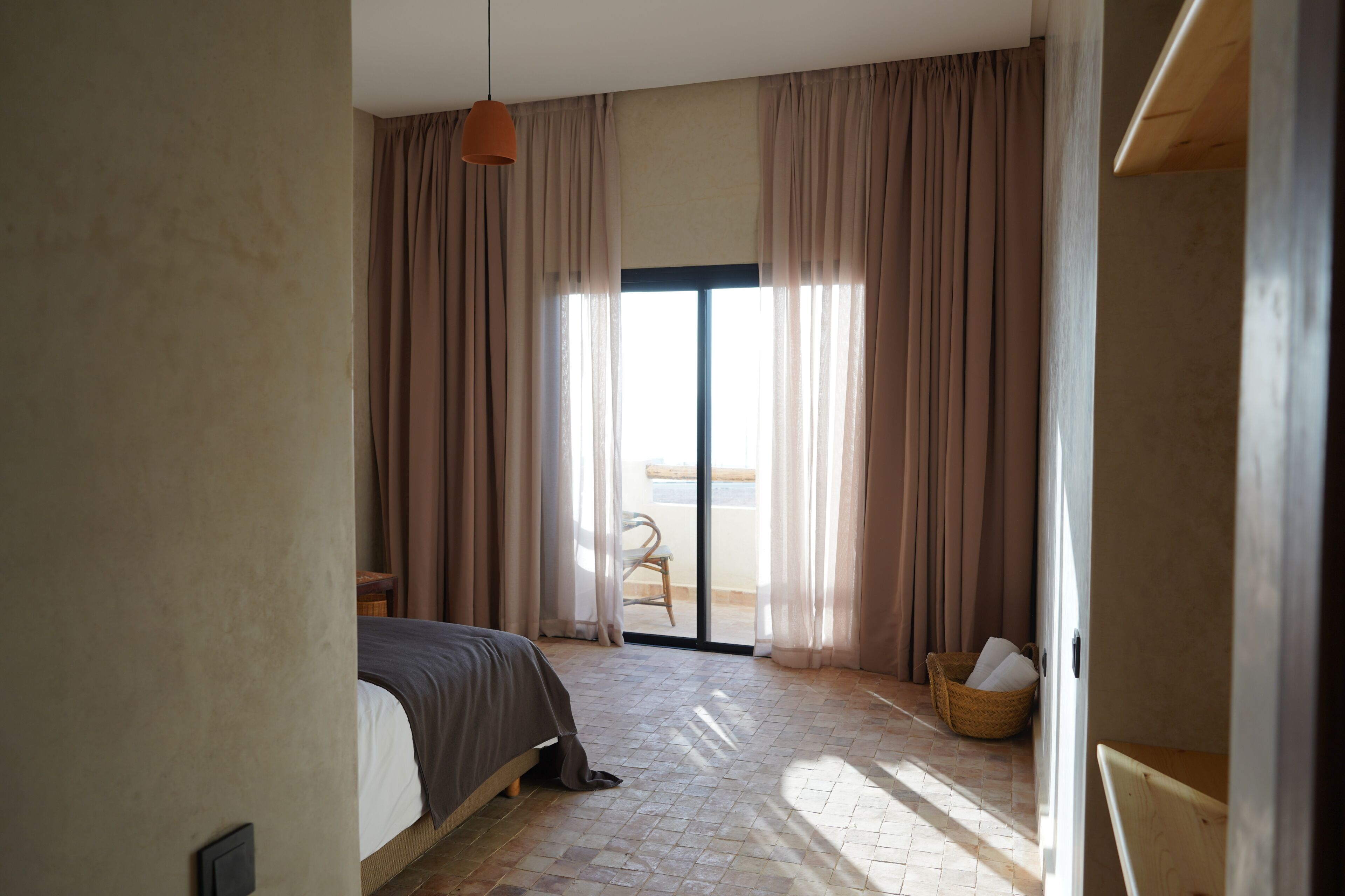 Deluxe driepersoonskamer, uitzicht op het strand | Een kluis op de kamer, verduisterende gordijnen, gratis wifi