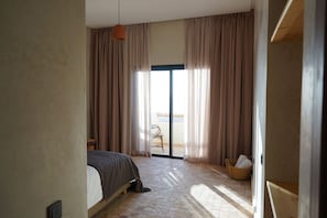 Deluxe driepersoonskamer, uitzicht op het strand | Een kluis op de kamer, verduisterende gordijnen, gratis wifi