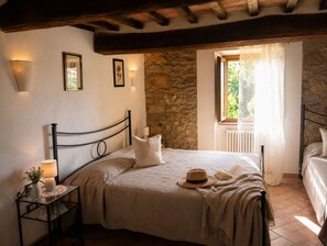 3 bedrooms, iron/ironing board, free WiFi, bed sheets - La Castellana – Restored 14th-Century Medieval Home & Garden & Tuscan Hill Views (Canneto, Monteverdi Marittima)