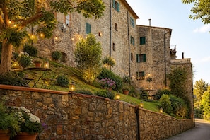 Outdoor dining - La Castellana – Restored 14th-Century Medieval Home & Garden & Tuscan Hill Views (Canneto, Monteverdi Marittima)