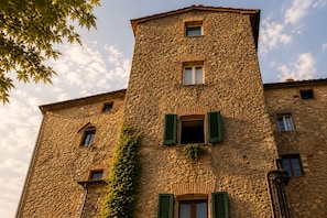 Exterior - La Castellana – Restored 14th-Century Medieval Home & Garden & Tuscan Hill Views (Canneto, Monteverdi Marittima)