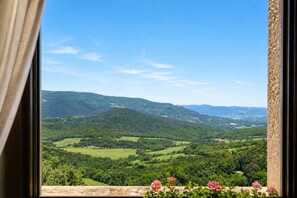 Interior - La Castellana – Restored 14th-Century Medieval Home & Garden & Tuscan Hill Views (Canneto, Monteverdi Marittima)