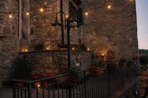 Property grounds - La Castellana – Restored 14th-Century Medieval Home & Garden & Tuscan Hill Views (Canneto, Monteverdi Marittima)