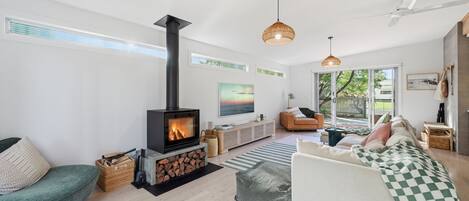 Smart TV, fireplace