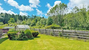 A green lawn, a wooden fence, and a greenhouse. - 2 bedroom accommodation in Ellerbeck (Ellerbeck)