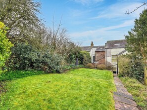 Property grounds - 9 bedroom accommodation in St Bees (St Bees)