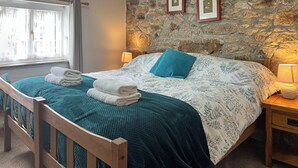 2 bedrooms, free WiFi, bed sheets - Mum's Cottage - UK52136 (Minions)