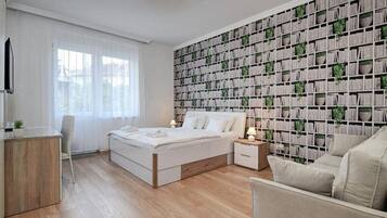 In-room safe, soundproofing, iron/ironing board, free WiFi