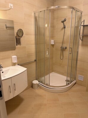 Douche, sèche-cheveux, serviettes fournies, savon