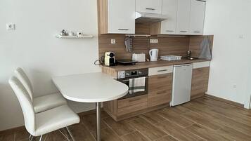 Fridge, cookware/dishes/utensils