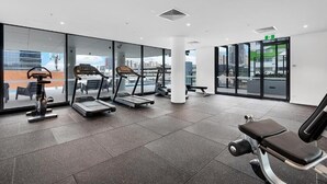 Et moderne fitnesscenter med løbebånd, motionscykler og styrkemaskiner.