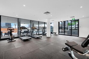 Ein modernes Fitnessstudio mit Laufbändern, Ergometer und Krafttrainingsgeräten.