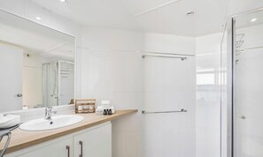 Dusche, Haartrockner, Shampoo