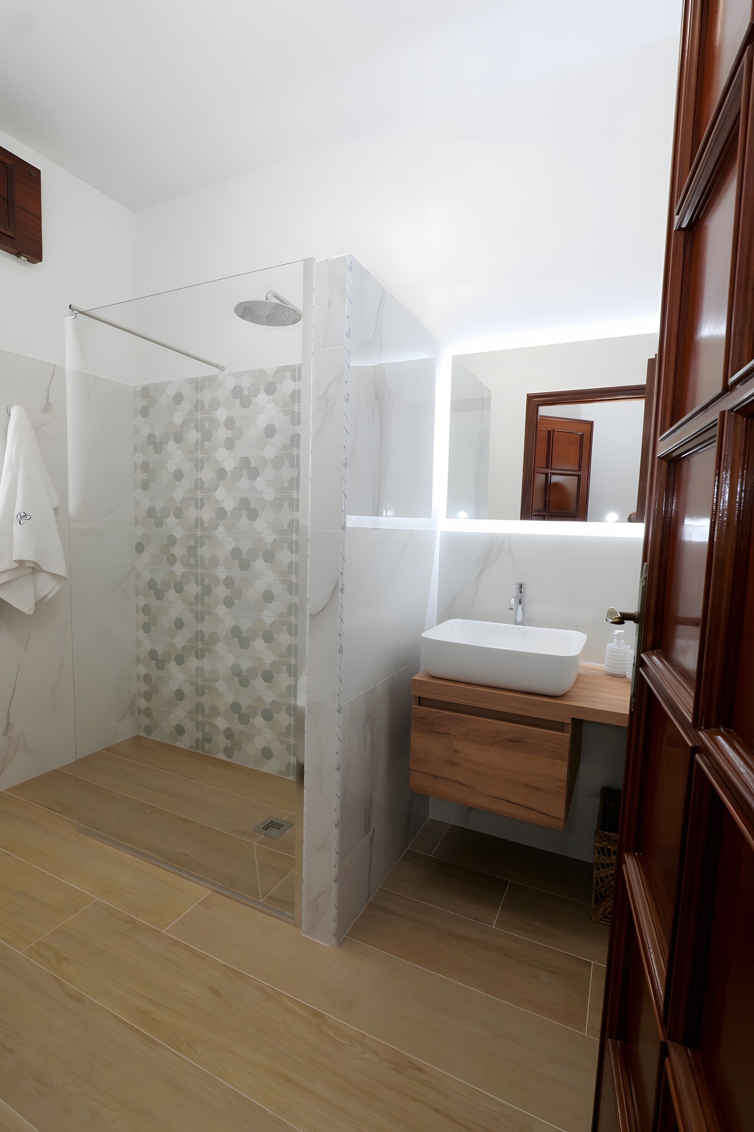 Dusche, Haartrockner, Handtücher