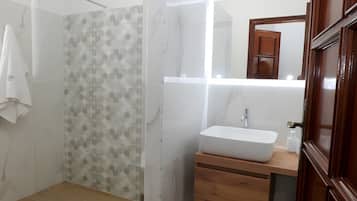 Dusche, Haartrockner, Handtücher