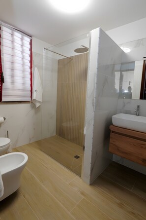 Douche, sèche-cheveux, serviettes fournies