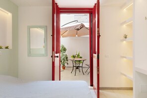Tabla de planchar con plancha, wifi y ropa de cama 