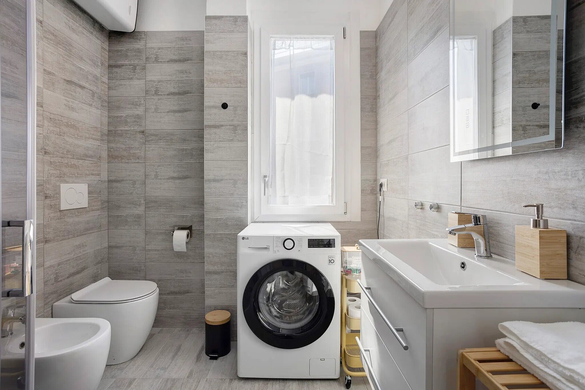 Dutxa, assecador de cabells, bidet i tovalloles 