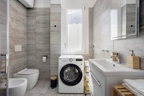 Dusche, Haartrockner, Bidet, Handtücher