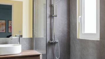 Douche, sèche-cheveux, serviettes fournies, savon
