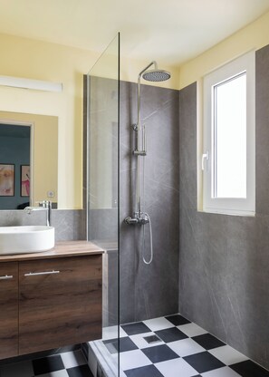 Dusche, Haartrockner, Handtücher, Seife
