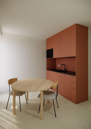 Grid Facet | Private kitchen | Fridge, microwave - Grid III by Zoia Living (Athens)