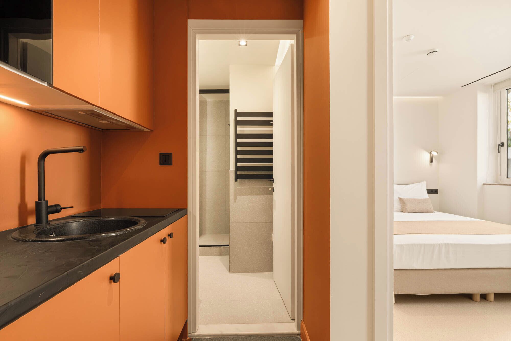 Grid Cube | Bathroom | Shower, hair dryer, towels, soap