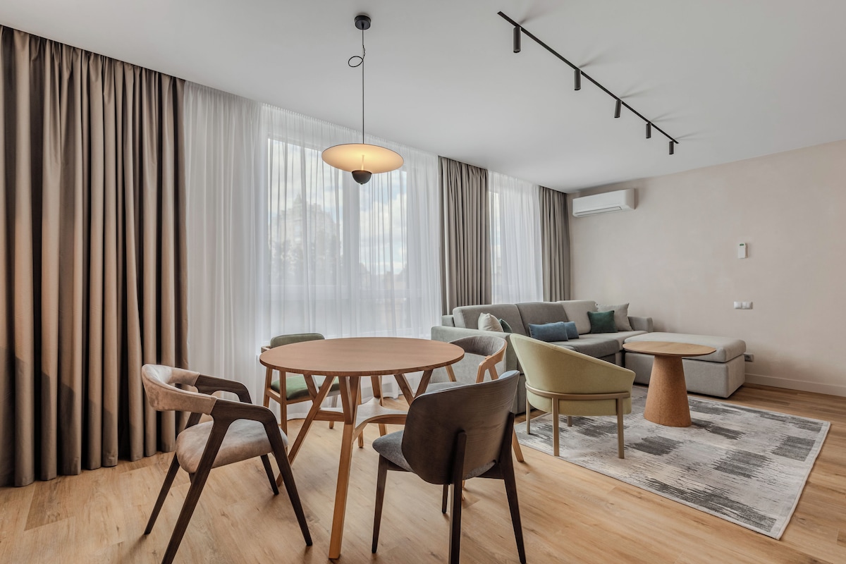 Quarto executivo, 2 quartos | Área de estar | Smart TV 55 polegadas com canais digitais
